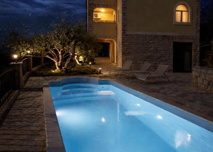 - Pools With A View For 20 Guests