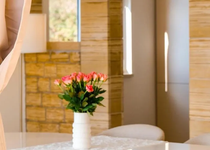 - Pools With A View For 20 Guests 빌라 예세니체