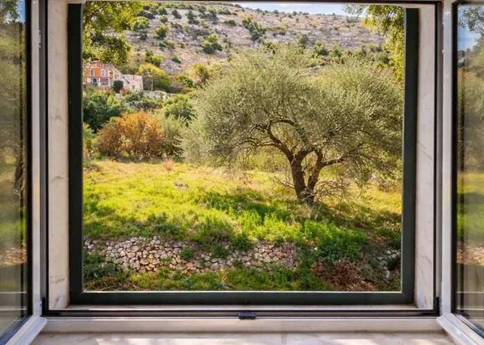 - Pools With A View For 20 Guests 예세니체