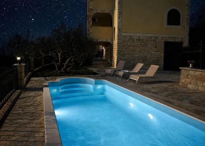 - Pools With A View For 20 Guests *