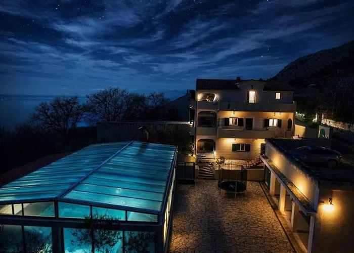 - Pools With A View For 20 Guests *