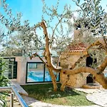 - Pools With A View For 20 Guests וילה