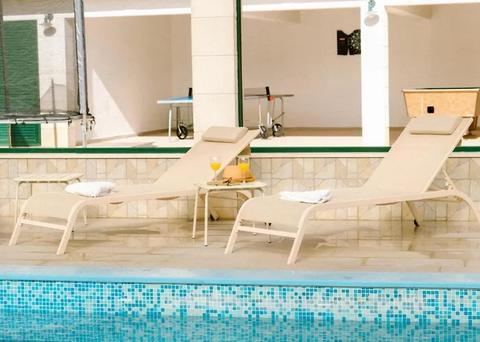 - Pools With A View For 20 Guests ヴィラ イェセニツェ